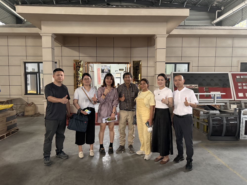 厄瓜多尔建筑商到访睿婕工厂，探索合作引入轻钢别墅至南美洲