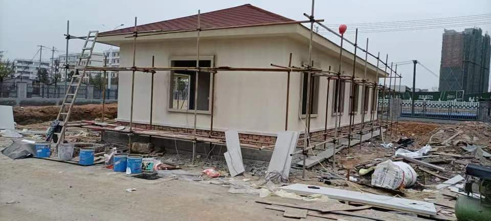 正在搭建中的一层轻钢别墅